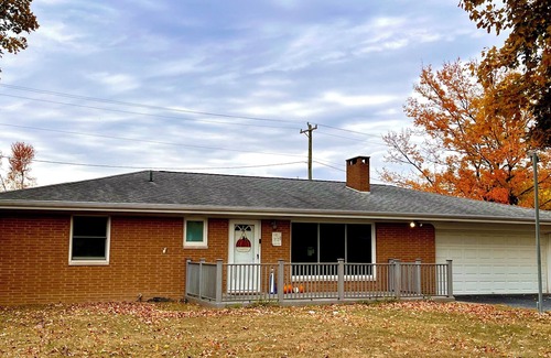 Cory Casa | Remodeled Lakehouse “Healing Waters” 3-bedroom house w/ WiFi & AC in Terre Haute