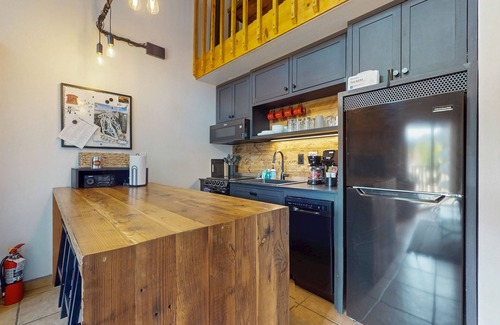 Red River Condominio | Remodeled Main Street condo with balcony & fireplace - walk to lifts and dining