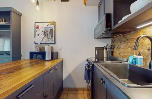 Red River Condominio | Remodeled Main Street condo with balcony & fireplace - walk to lifts and dining