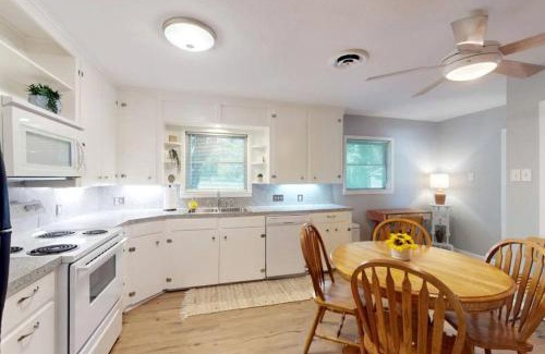 Navasota Casa | Remodeled Mid-Century Home Near Downtown & Hwy 6 in College Station, Texas