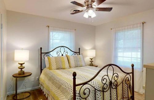 Navasota Casa | Remodeled Mid-Century Home Near Downtown & Hwy 6 in College Station, Texas