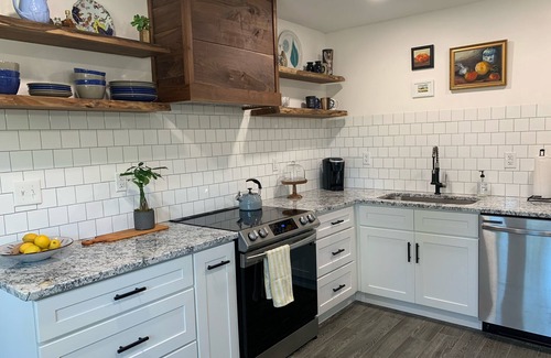 Myrtle Grove Casa | Remodeled Midcentury Home