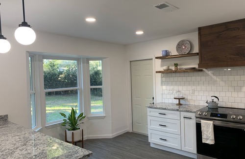 Myrtle Grove Casa | Remodeled Midcentury Home