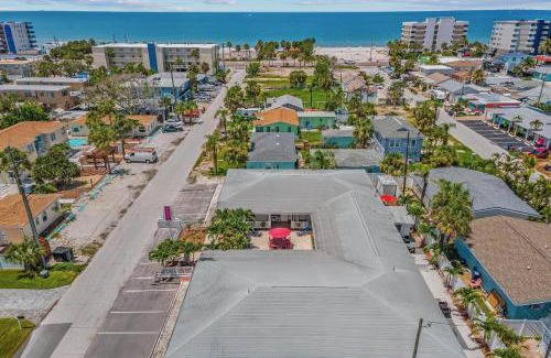 Madeira Beach Apartamento | Remodeled Pet Friendly Condo, 1 Block to Beach Access, Walkable to Restaurants! Fall Promo for Mondays & Thursdays!