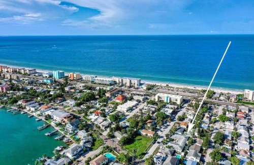 Madeira Beach Apartamento | Remodeled Pet Friendly Condo, 1 Block to Beach Access, Walkable to Restaurants! Fall Promo for Mondays & Thursdays!