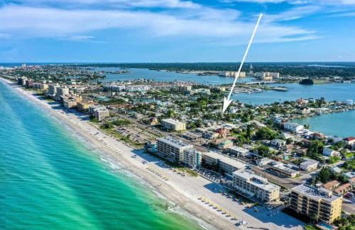 Madeira Beach Apartamento | Remodeled Pet Friendly Condo, 1 Block to Beach Access, Walkable to Restaurants! Fall Promo for Mondays & Thursdays!