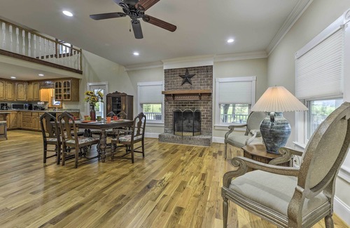 Pittsboro Casa | ¡NUEVO! Remodelado Pittsboro Farmhouse en 220 acres!