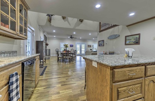 Pittsboro Casa | ¡NUEVO! Remodelado Pittsboro Farmhouse en 220 acres!