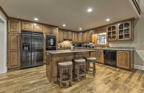 Pittsboro Casa | ¡NUEVO! Remodelado Pittsboro Farmhouse en 220 acres!