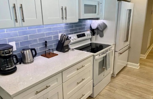 Palma Sola Casa | Remodeled Pool Home in NW Bradenton - Just 5 miles to Anna Maria Island!