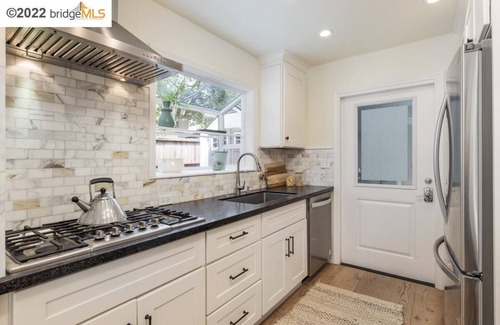 North Berkeley Casa | Remodeled Quiet Townhome with Spacious Yard - Walking distance to UC Berkeley