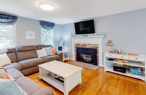 Cotuit Casa | Remodeled Retreat w/ Expansive Deck & Fire Pit - Near Village & Loop Beach