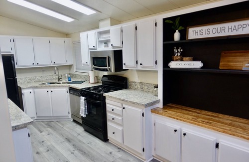 Holiday Shores Casa | Remodeled river home centrally located-10 min from laughlin 5 min from the water