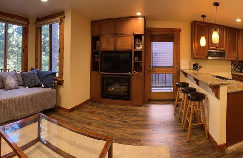 Truckee Condominio | Recién remodelado condominio de entrada / salida de esquí en Northstar Resort