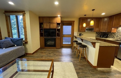 Truckee Condominio | Recién remodelado condominio de entrada / salida de esquí en Northstar Resort