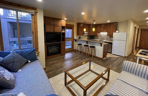 Truckee Condominio | Recién remodelado condominio de entrada / salida de esquí en Northstar Resort