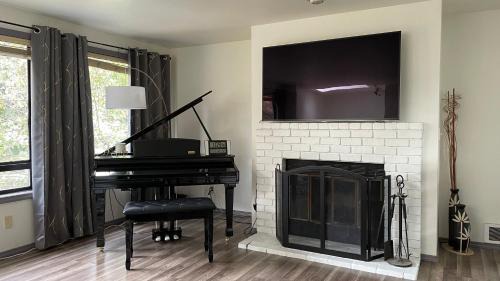 North City Casa | Remodeled, Spacious, Modern Retreat 5 BR, 3BA, 2KIT
