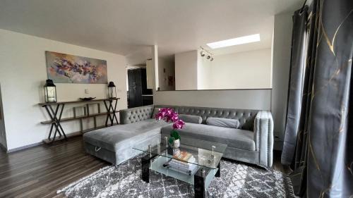 North City Casa | Remodeled, Spacious, Modern Retreat 5 BR, 3BA, 2KIT