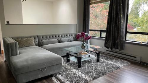 North City Casa | Remodeled, Spacious, Modern Retreat 5 BR, 3BA, 2KIT