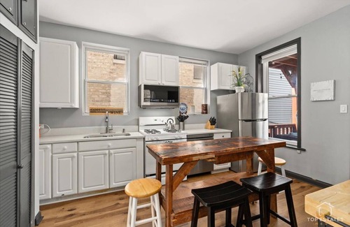 Bucktown Apartamento | REMODELED Splendid Flat in Bucktown +Back Porch, Ranked GUEST FAVORITE! Pets OK!