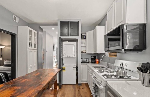 Bucktown Apartamento | REMODELED Splendid Flat in Bucktown +Back Porch, Ranked GUEST FAVORITE! Pets OK!