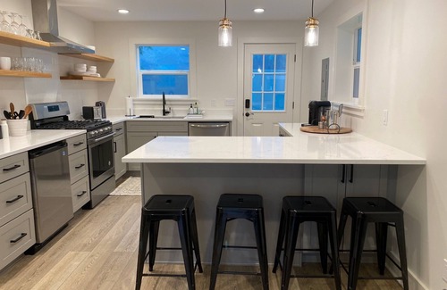 Fall City Cabaña | Remodeled Studio Cottage! Walk to Lake and Hiking Trails