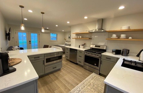 Fall City Cabaña | Remodeled Studio Cottage! Walk to Lake and Hiking Trails