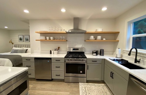 Fall City Cabaña | Remodeled Studio Cottage! Walk to Lake and Hiking Trails