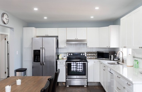 Port Weller Casa | ➥Remodeled Sunset Beach home, a block from the beach