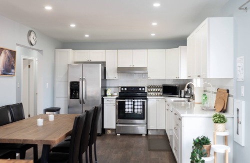 Port Weller Casa | ➥Remodeled Sunset Beach home, a block from the beach