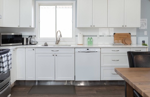Port Weller Casa | ➥Remodeled Sunset Beach home, a block from the beach