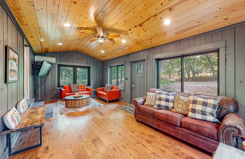 Bentonville Cabina | Remodeled two-story cabin with full kitchen, wrap-around deck, grill, partial AC