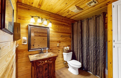 Bentonville Cabina | Remodeled two-story cabin with full kitchen, wrap-around deck, grill, partial AC