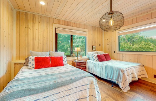 Bentonville Cabina | Remodeled two-story cabin with full kitchen, wrap-around deck, grill, partial AC