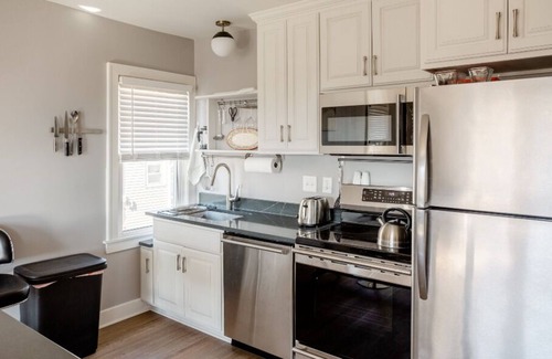 Riverview Apartamento | Remodeled Upstairs Apartment with Skyline & River views