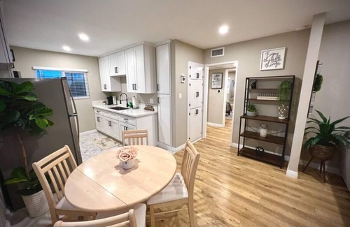 Montrose Apartamento | Remodeled 2 Bed/2 Bath in the heart of Montrose!