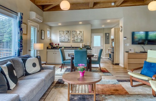 Yachats Casa | ¡NUEVO LISTADO! Dúplex frente al mar con una terraza, vistas al mar y fácil acceso a la ciudad