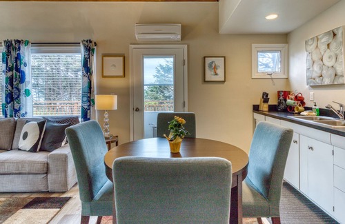 Yachats Casa | ¡NUEVO LISTADO! Dúplex frente al mar con una terraza, vistas al mar y fácil acceso a la ciudad