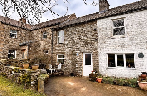 Arkengarthdale Cabaña | Remote Cottage on the grounds of a working farm with central heating, smart TV and WiFI.