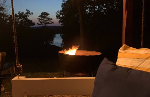 Elizabeth Cabina | Lakefront Remote Cabin in Ozark Mountains with Hot Tub amazing views & sunsets