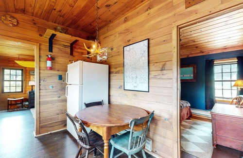 Poyntelle Casa | Remote lakefront cabin, dog-friendly with deck & outdoor shower