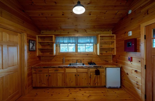 Greenville Chalet De Esquí | Remote Lakeshore Cabin, Canoes/Kayaks, Kitchenette, Shared Bathroom and Sauna