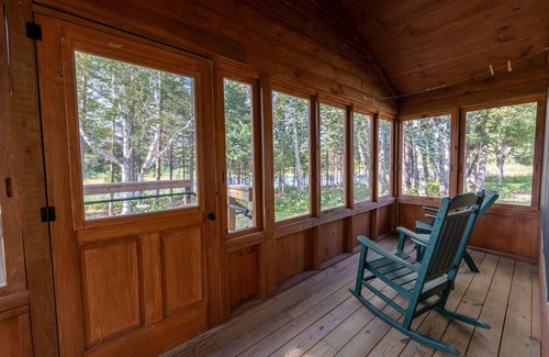 Greenville Chalet De Esquí | Remote Lakeshore Cabin, Canoes/Kayaks, Kitchenette, Shared Bathroom and Sauna