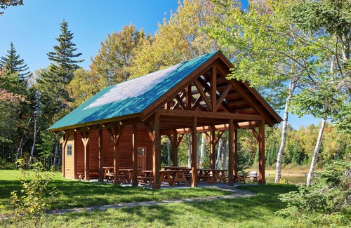 Greenville Chalet De Esquí | Remote Lakeshore Cabin, Canoes/Kayaks, Kitchenette, Shared Bathroom and Sauna