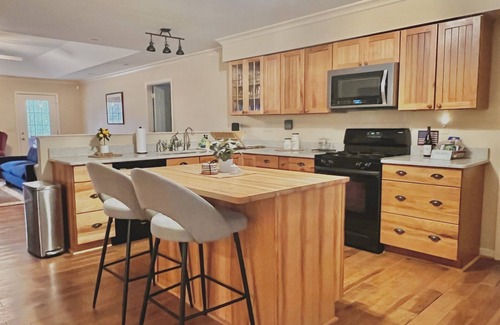 Bentonville Cabina | Remote Riverfront Cabin: Hot Tub * Fast Wi-Fi * Disc Golf * Pool Table * Games!