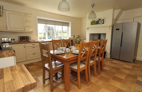 Corfe Cabaña | REMPSTONE FARMHOUSE, pet friendly, with hot tub in Corfe Castle