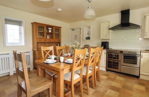 Corfe Cabaña | REMPSTONE FARMHOUSE, pet friendly, with hot tub in Corfe Castle
