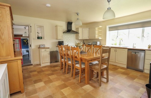 Corfe Cabaña | REMPSTONE FARMHOUSE, pet friendly, with hot tub in Corfe Castle