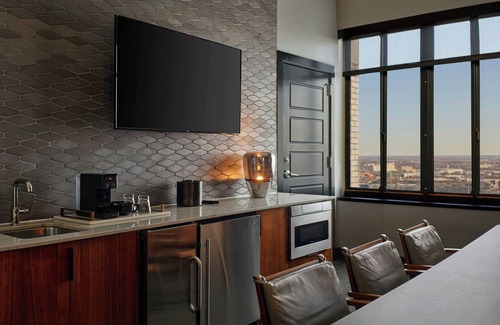 Downtown Dallas Hotel | Renaissance Saint Elm Dallas Downtown Hotel