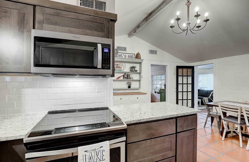 McQueeney Casa | Granja renovada Lake McQueeney Cove